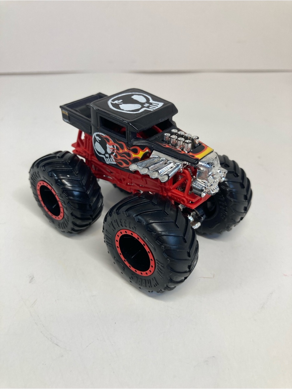 Hot Wheels Monster Jams Trucks Bone Shaker 1:64 Black Red Skull